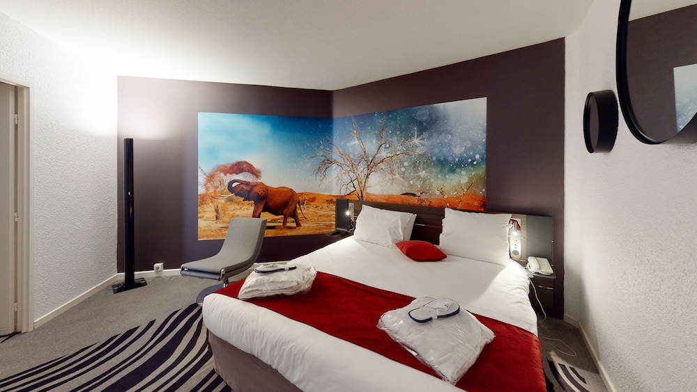 Suite con 1 cama doble y 1 sofá - cama doble del hotel Novotel Lyon Gerland Musée Des Confluences. Foto 4