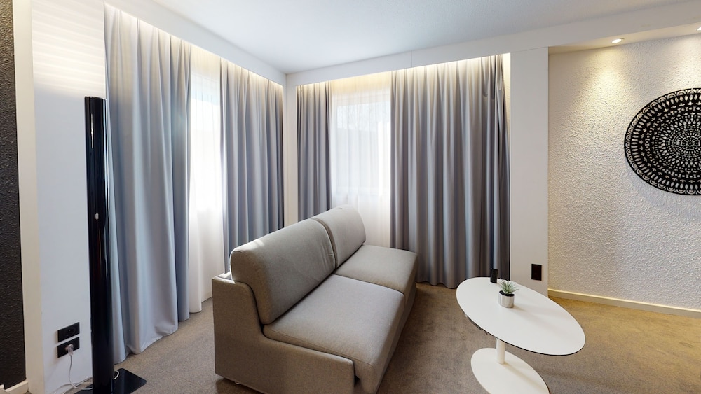 Suite con 1 cama doble y 1 sofá - cama doble del hotel Novotel Lyon Gerland Musée Des Confluences. Foto 5