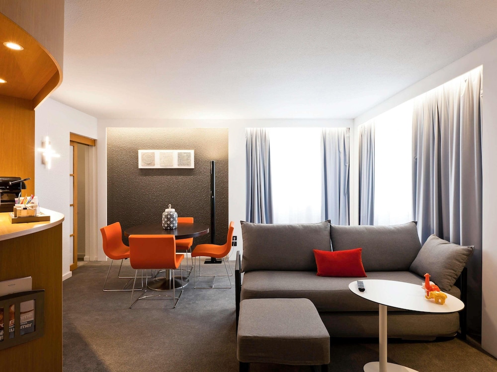 Suite con 1 cama doble y 1 sofá - cama doble del hotel Novotel Lyon Gerland Musée Des Confluences. Foto 6