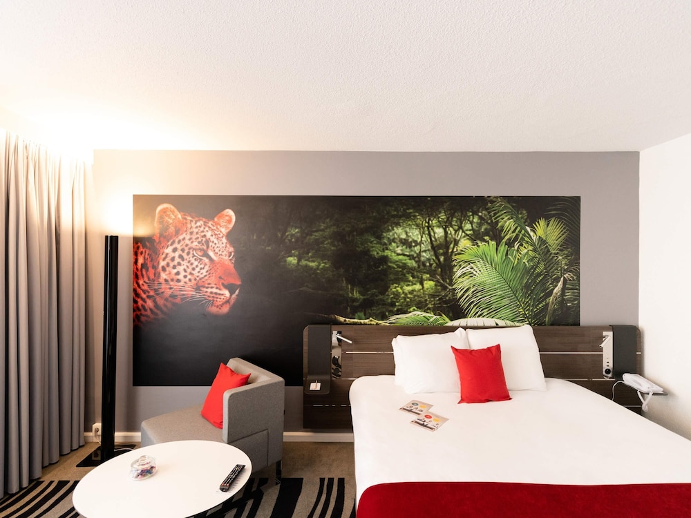 Suite con 1 cama doble y 1 sofá - cama doble del hotel Novotel Lyon Gerland Musée Des Confluences. Foto 12