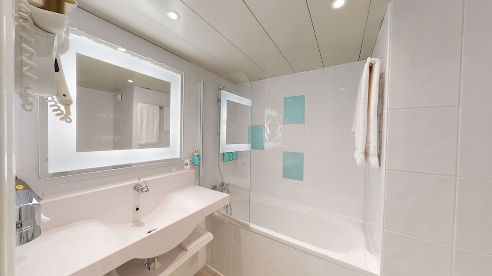 Habitación Ejecutiva con 1 cama doble y 1 sofá - cama doble del hotel Novotel Lyon Gerland Musée Des Confluences. Foto 6