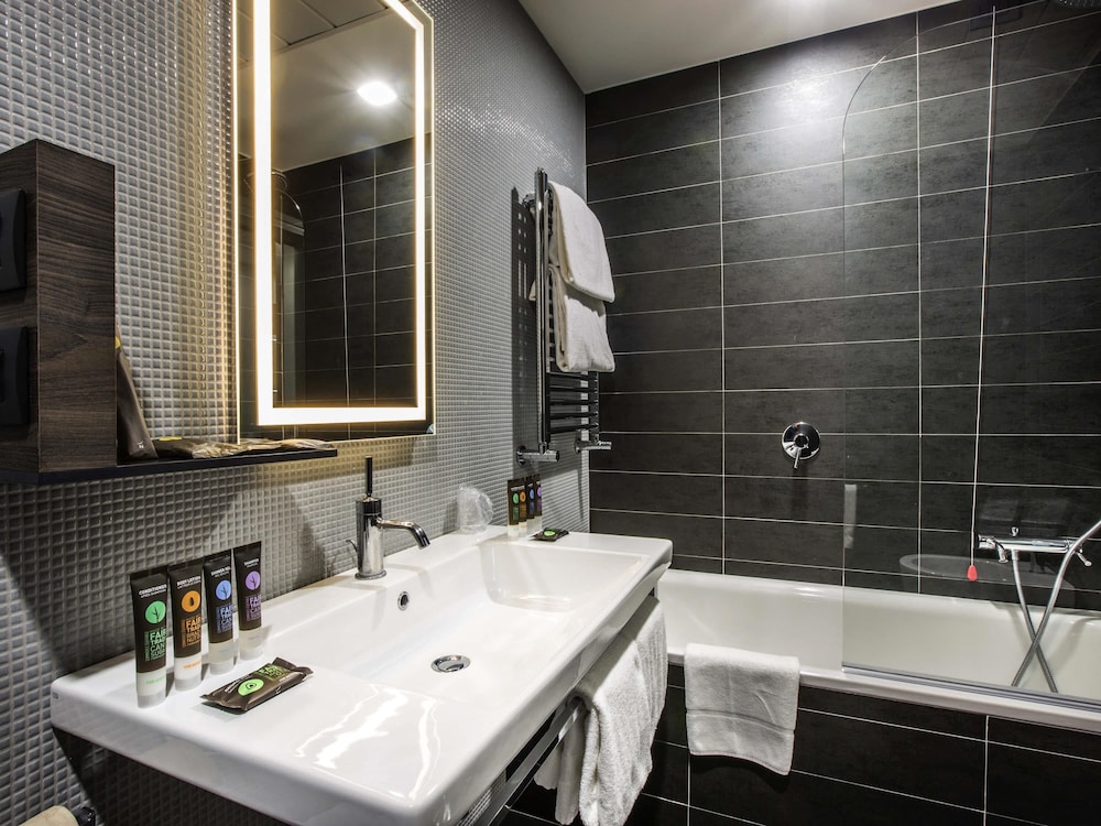 Habitación Superior con cama doble y sofá - cama individual del hotel Novotel Roma Eur. Foto 4