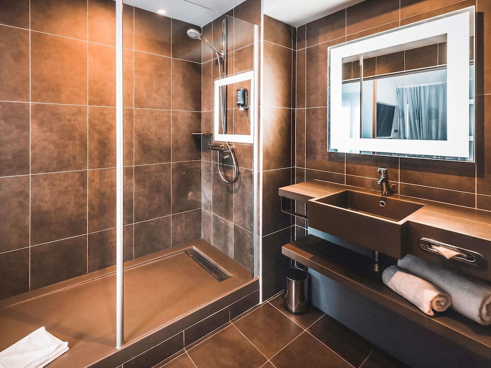 Habitación Classic con dos camas individuales del hotel Novotel Lens Noyelles. Foto 5