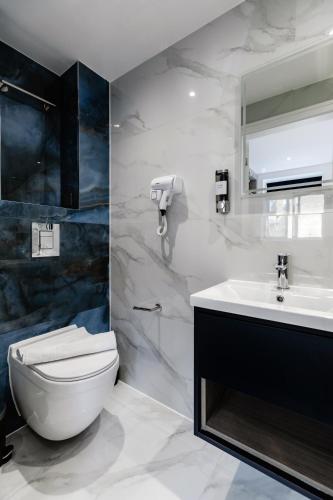 Habitación Doble Deluxe con ducha del hotel Oyo Boston Court. Foto 8