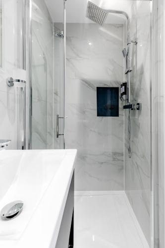 Habitación Doble Deluxe con ducha del hotel Oyo Boston Court. Foto 17