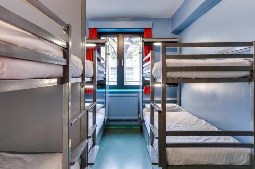 Cama en dormitorio compartido mixto para 8 personas del hotel Clink 261 Hostel. Foto 1
