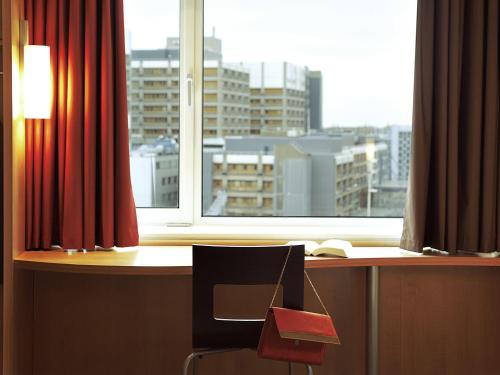 Habitación Familiar con 1 cama doble y 1 cama individual del hotel Ibis Birmingham New Street Station. Foto 2