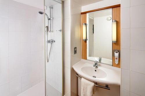 Habitación Familiar con 1 cama doble y 1 cama individual del hotel Ibis Birmingham New Street Station. Foto 3