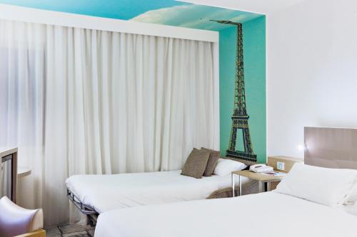Habitación Doble Estándar con sofá cama del hotel Mercure Paris Vaugirard Porte De Versailles. Foto 9