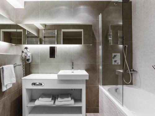 Habitación Superior - 1 cama doble y 1 sofá - cama doble del hotel Mercure Paris Vaugirard Porte De Versailles. Foto 1