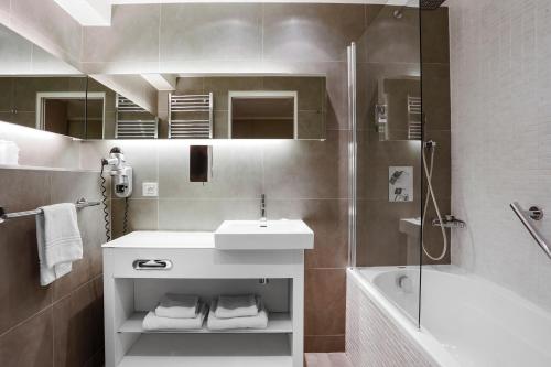 Habitación Superior - 1 cama doble y 1 sofá - cama doble del hotel Mercure Paris Vaugirard Porte De Versailles. Foto 5