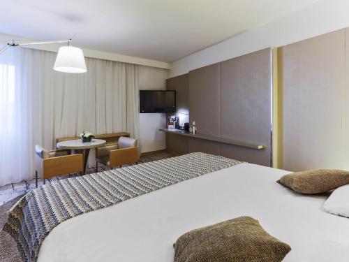 Suite con cama extragrande y sofá cama del hotel Mercure Paris Vaugirard Porte De Versailles