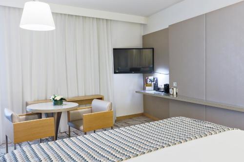 Suite con cama extragrande y sofá cama del hotel Mercure Paris Vaugirard Porte De Versailles. Foto 10