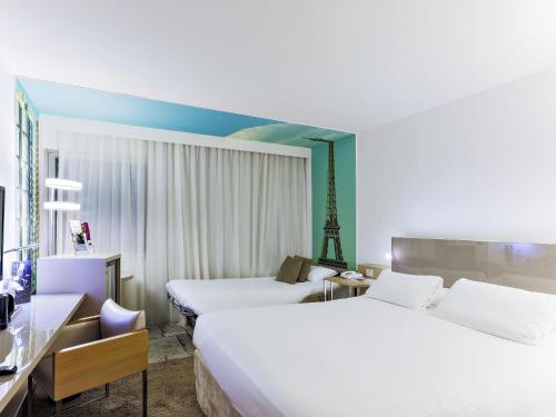 Habitación Doble Estándar con sofá cama del hotel Mercure Paris Vaugirard Porte De Versailles. Foto 11