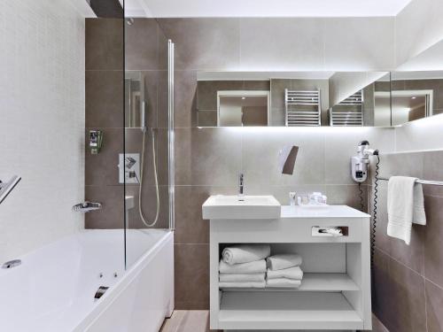 Suite con cama extragrande y sofá cama del hotel Mercure Paris Vaugirard Porte De Versailles. Foto 13