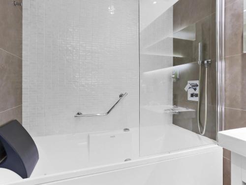 Suite con cama extragrande y sofá cama del hotel Mercure Paris Vaugirard Porte De Versailles. Foto 14
