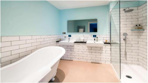 Suite with One Double Bed and Sofa Bed - Non - Smoking del hotel London Chigwell Prince Regent , Bw Signature Collection. Foto 1