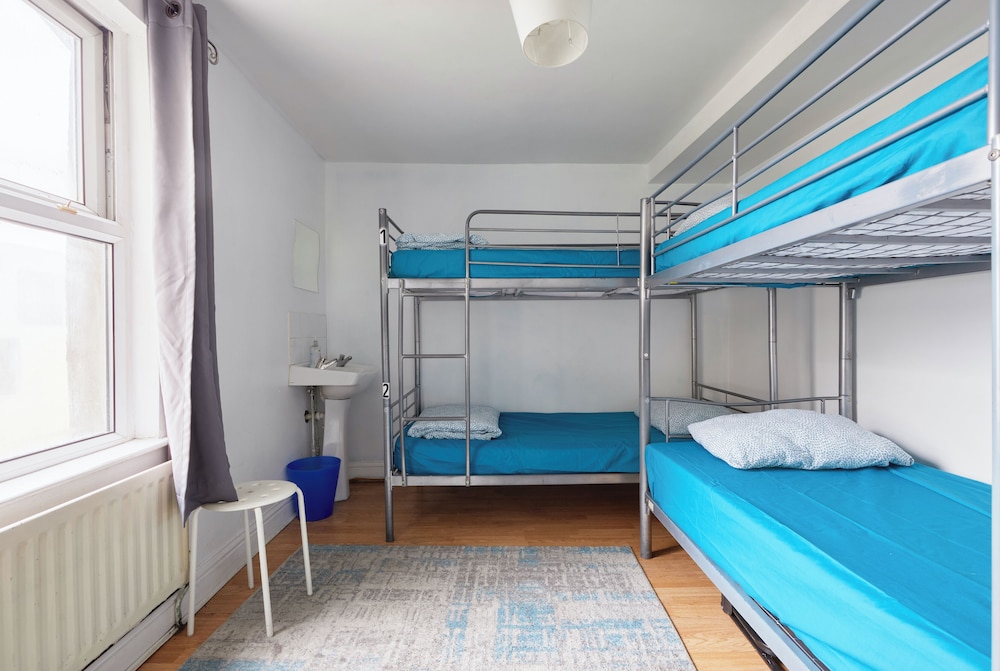 Cama en dormitorio femenino compartido de 4 camas del hotel NX London