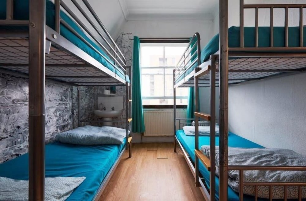 Cama en dormitorio femenino compartido de 4 camas del hotel NX London. Foto 1