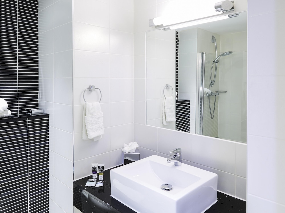 Habitación Clásica con una Cama King Size del hotel Mercure St Helens. Foto 4