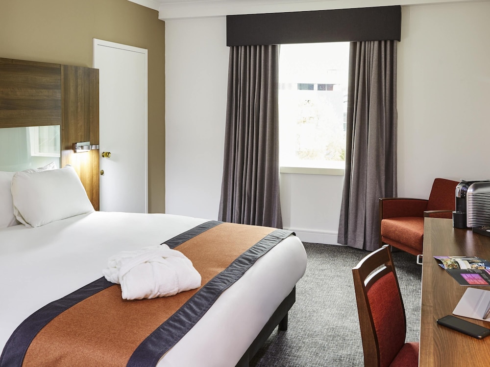 Habitación Privilege con una cama king size del hotel Mercure St Helens