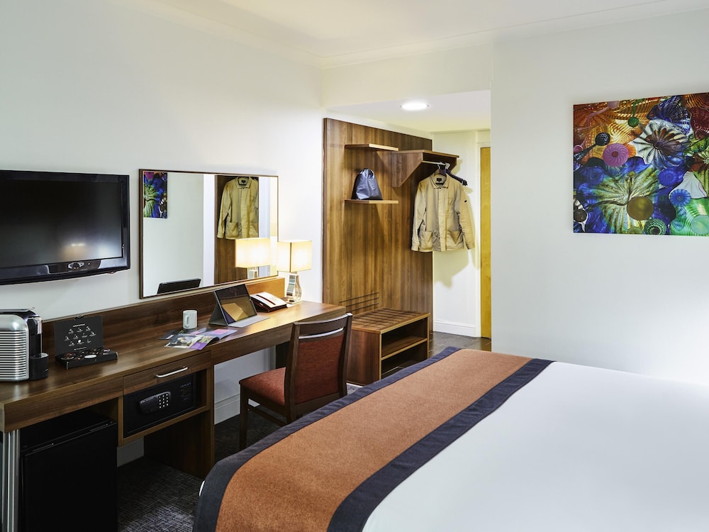 Habitación Privilege con una cama king size del hotel Mercure St Helens. Foto 3