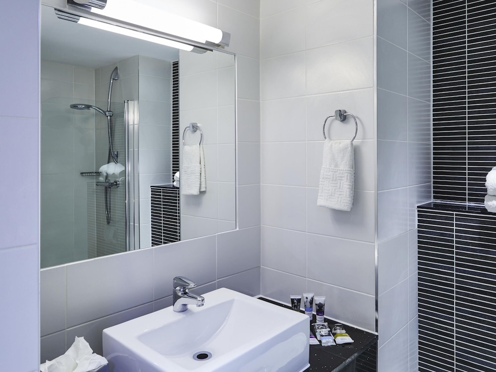Habitación Privilege con una cama king size del hotel Mercure St Helens. Foto 4
