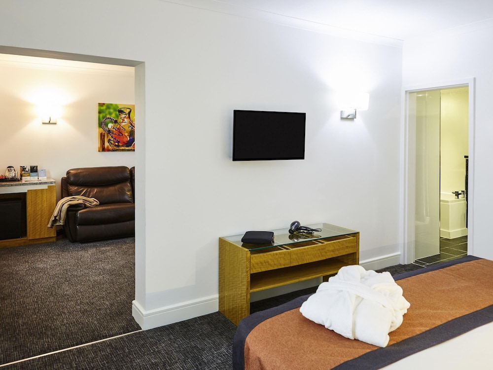 Suite con una cama King Size del hotel Mercure St Helens. Foto 2
