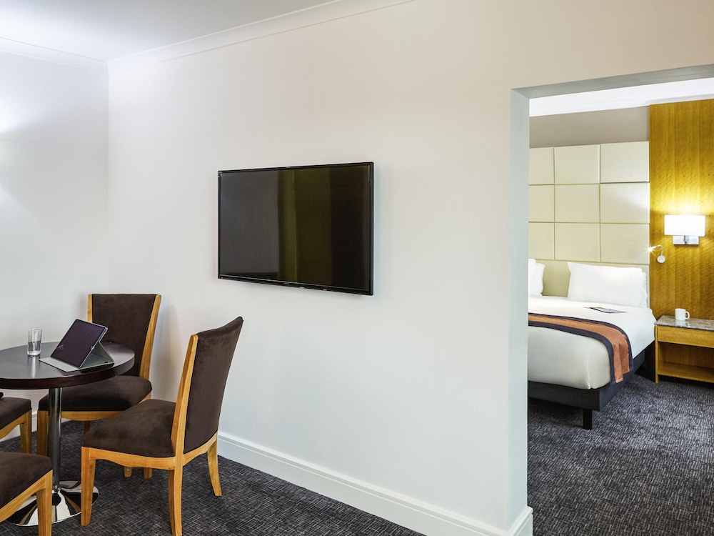 Suite con una cama King Size del hotel Mercure St Helens. Foto 3