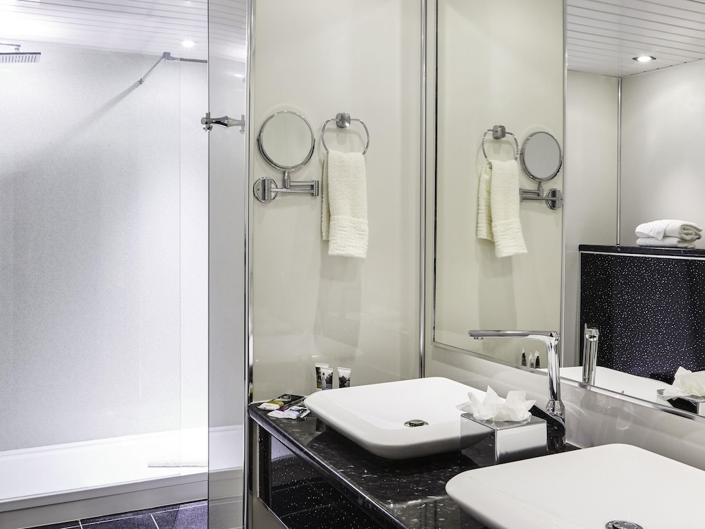 Suite con una cama King Size del hotel Mercure St Helens. Foto 4
