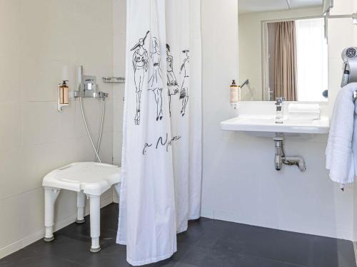 Habitación Clásica Accesible con una Cama Doble del hotel Mercure Paris Place D'Italie. Foto 8