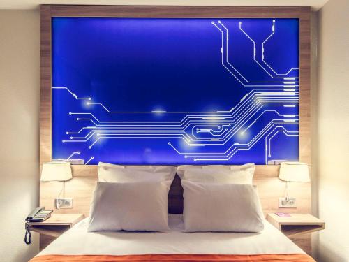 Habitación Clásica, cama grande del hotel Mercure Poitiers Site Du Futuroscope. Foto 10