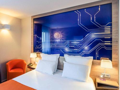 Habitación Clásica, cama grande del hotel Mercure Poitiers Site Du Futuroscope. Foto 11