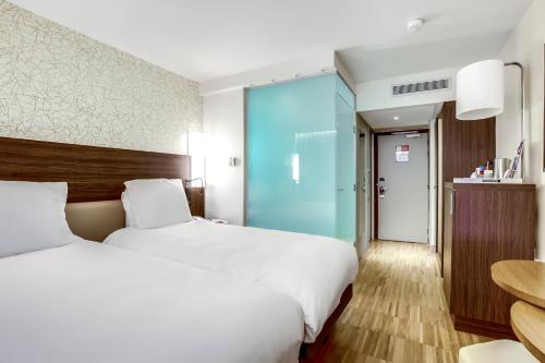 Habitación Doble Superior - 2 camas del hotel Mercure Paris Arc De Triomphe Etoile. Foto 8