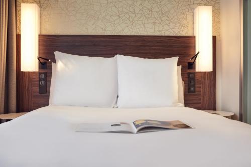 Habitación Doble Superior del hotel Mercure Paris Arc De Triomphe Etoile. Foto 1