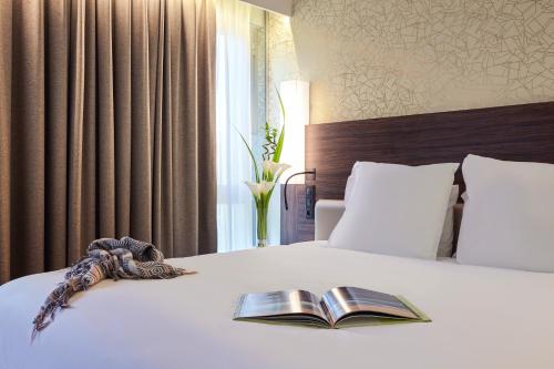 Habitación Doble Superior del hotel Mercure Paris Arc De Triomphe Etoile. Foto 6