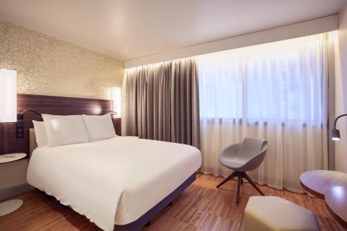 Habitación Doble Superior del hotel Mercure Paris Arc De Triomphe Etoile. Foto 9