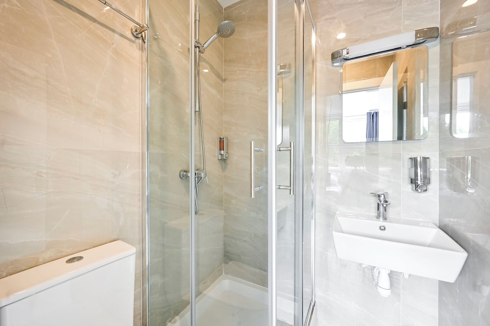 Habitación triple estándar, 3 camas individuales del hotel City London. Foto 4