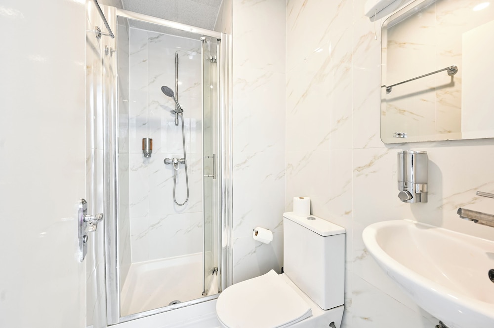 Habitación cuádruple, baño privado del hotel City London. Foto 7