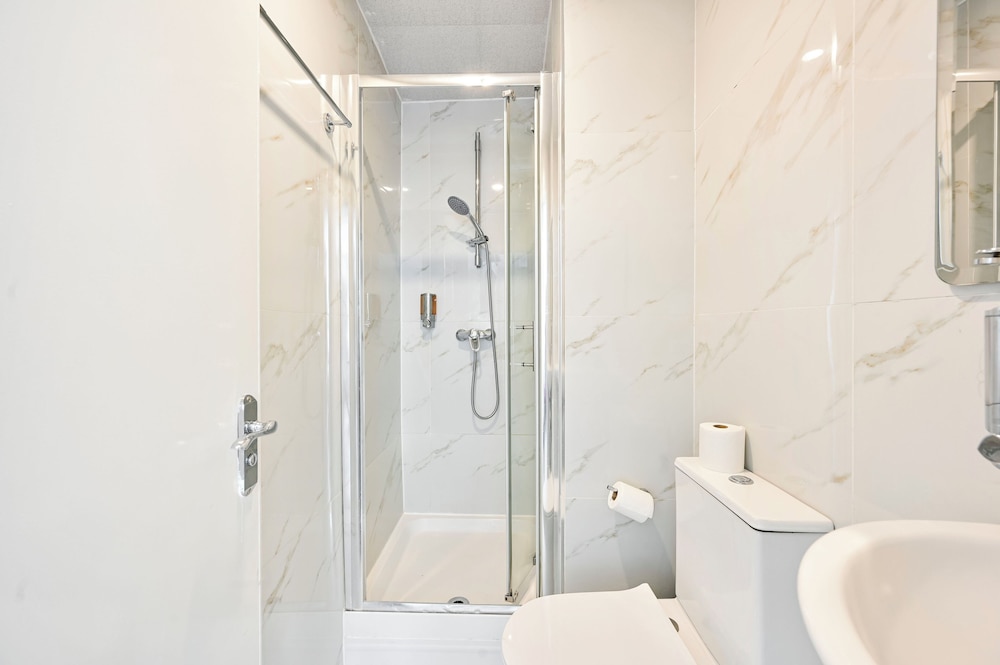 Habitación cuádruple, baño privado del hotel City London. Foto 8