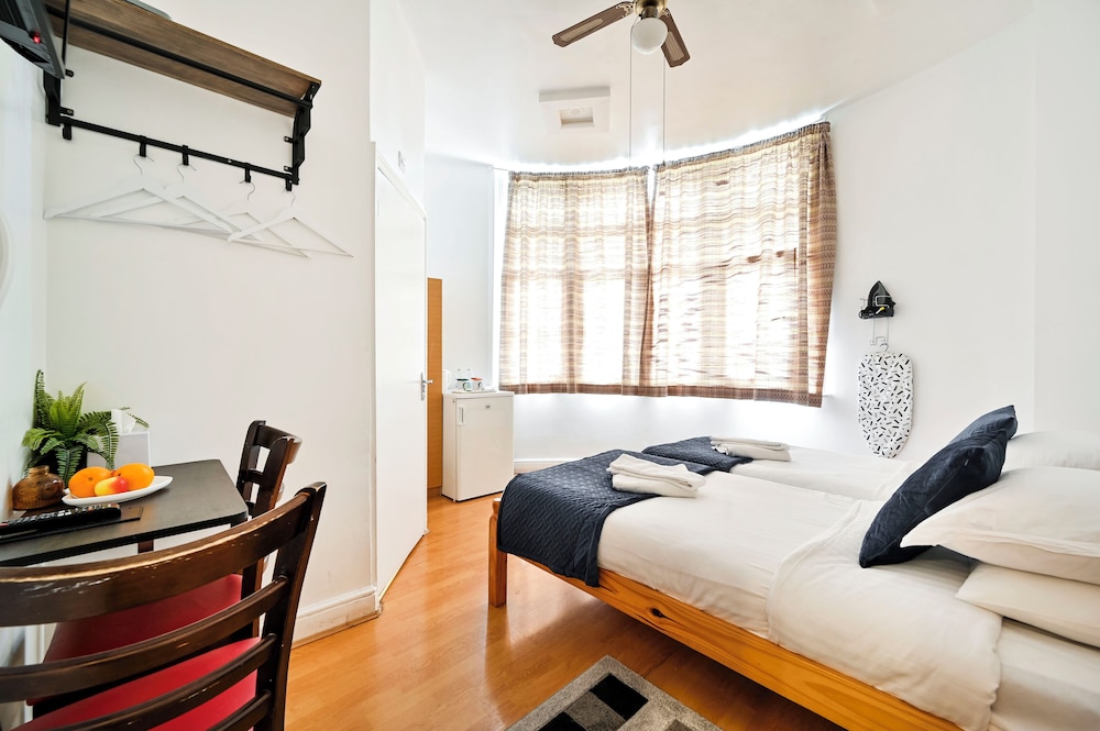 Habitación con 2 camas individuales, baño privado del hotel City London