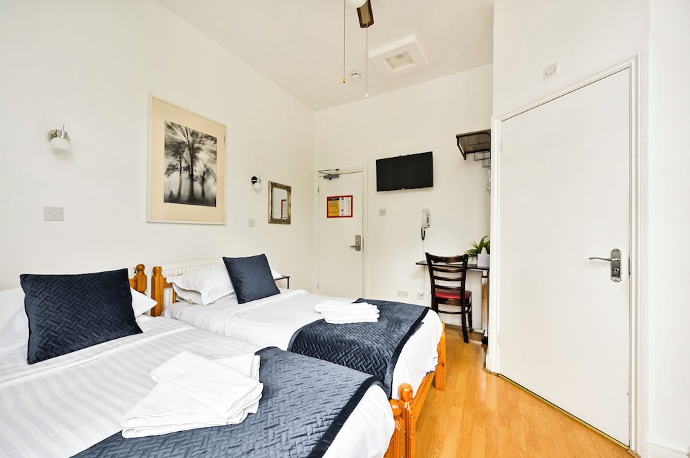 Habitación con 2 camas individuales, baño privado del hotel City London. Foto 3