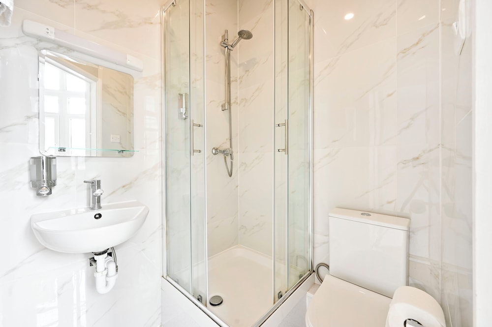 Habitación con 2 camas individuales, baño privado del hotel City London. Foto 8