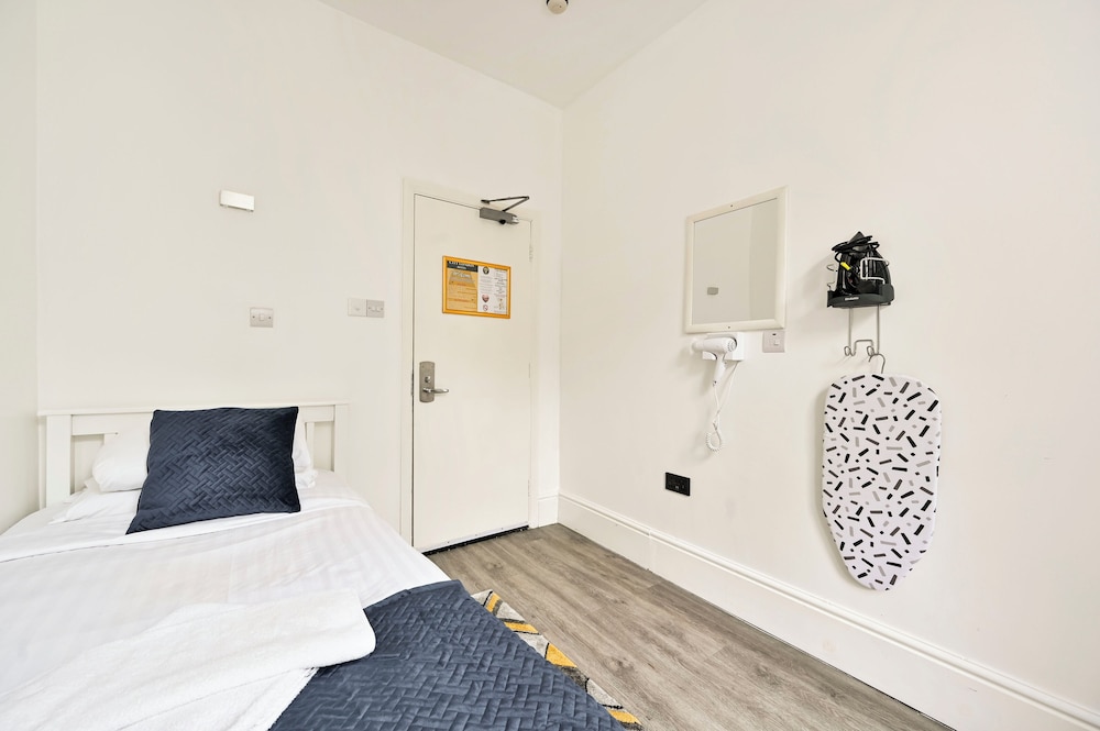 Habitación individual, baño compartido del hotel City London. Foto 4