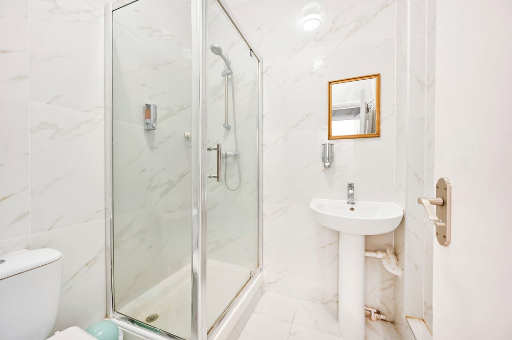 Habitación individual, baño compartido del hotel City London. Foto 7