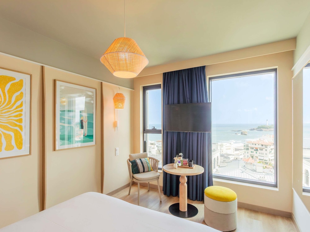 Habitación Privilege con 1 cama doble y vista al mar del hotel Hotel Mercure Biarritz President Plage. Foto 2
