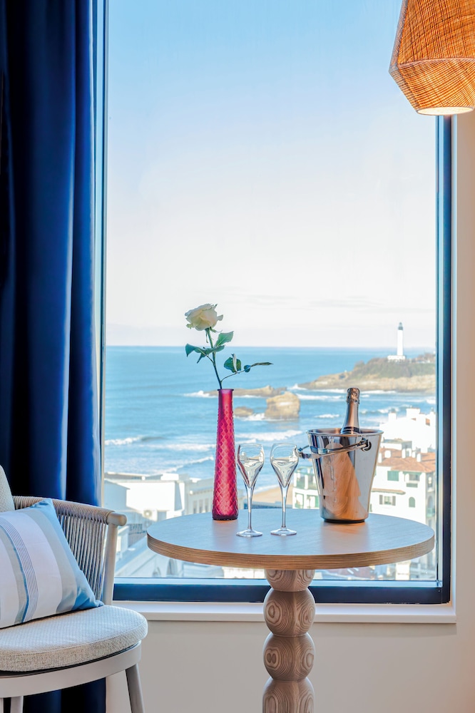 Habitación Privilege con 1 cama doble y vista al mar del hotel Hotel Mercure Biarritz President Plage. Foto 10