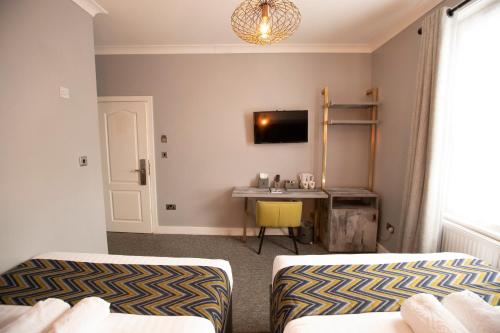 Habitación cuádruple del hotel Comfotel Grn. Foto 1