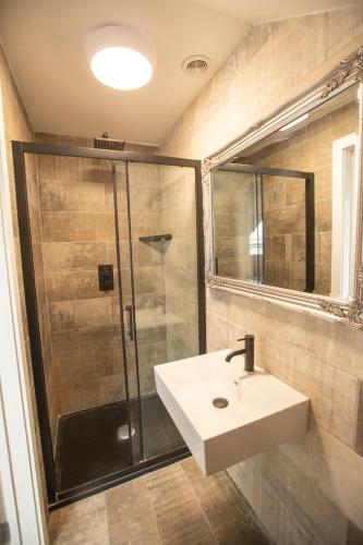 Habitación cuádruple del hotel Comfotel Grn. Foto 3