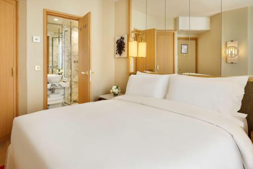 Habitación Superior - 1 cama grande del hotel Le Belgrand Hotel Paris Champs Elysees, Tapestry Collection by Hilton